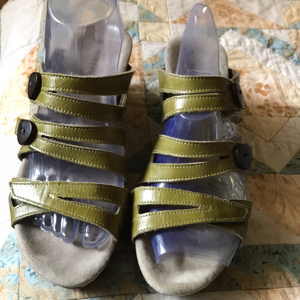 Romika 2” wedge sandal in olive as new size 38